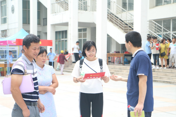 商学院迎新系列之二面对面，心交心---商学院举办2018级新生家长座谈会