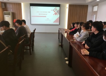 商学院举办2022-2023学年第二学期期中学生线上座谈会