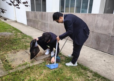 商学院开展“我为师生办实事”之文明清扫实践活动