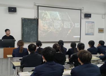 安徽新华学院商学院第三十八期分党校入党积极分子第四节党课顺利开展