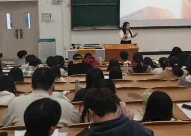 商学院举办 “当代大学生就业创业创新：挑战与机遇” 学术讲座