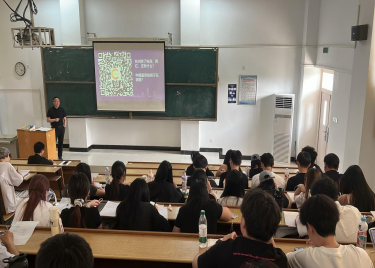 “赛教融合+AI赋能”——易建安受邀赴商学院开展数字贸易行业前沿讲座