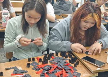 商学院成功举办学士帽棒棒糖手工制作活动
