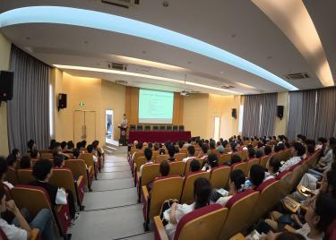 榜样力量 筑梦新华 优秀校友返校开展新生专题报告会